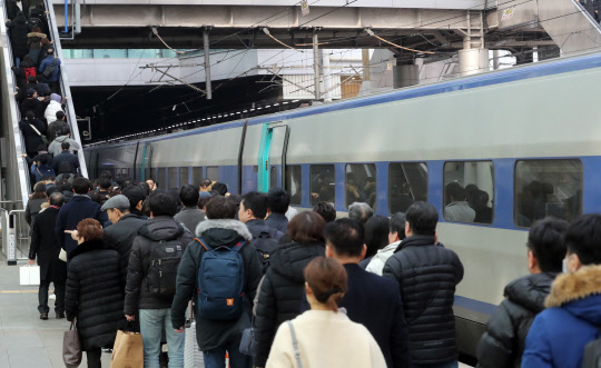 지난 25일 오후 귀성ㆍ귀경객들이 몰린 서울역. 연합뉴스